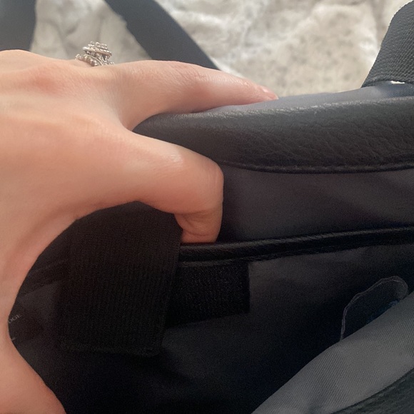 Kenneth Cole tablet purse - Picture 3 of 3